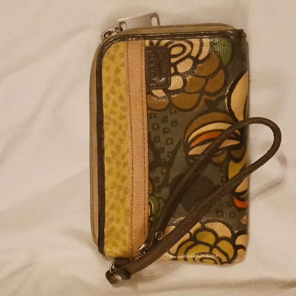 Fossil Key-Per wristlet ~ Gently used. DISCOUNTED SHIPPING